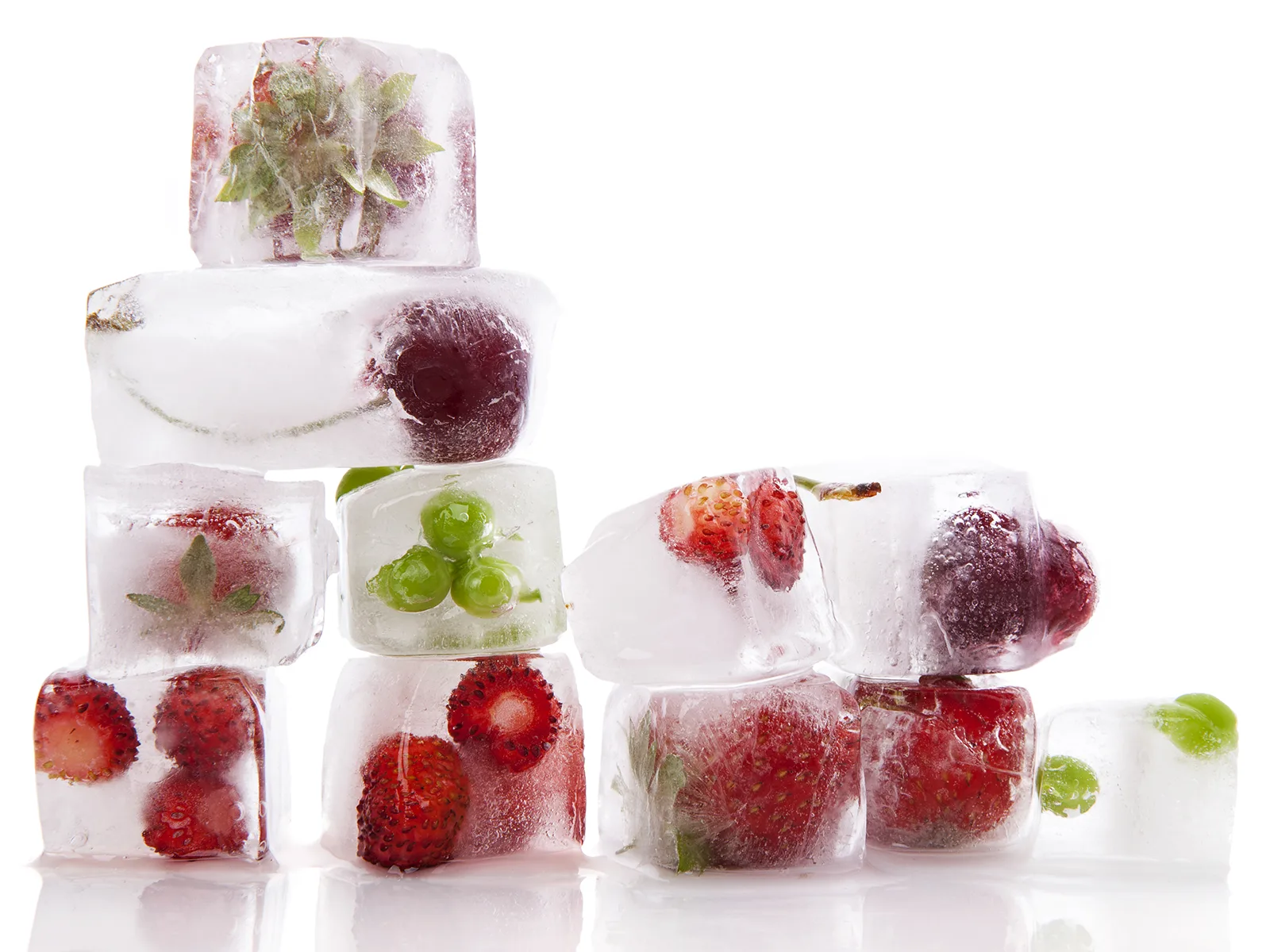 SuperFreeze: Yeni yiyeceklerin çabucak dondurulmasını ve böylelikle dondurucu içerisindeki diğer gıdaların buzunun çözülmesini önler.